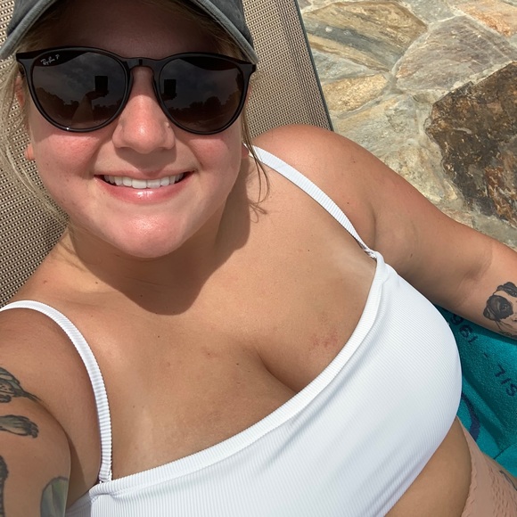 Meet your Posher, Erica - Picture 2 of 4